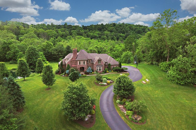 Luxurious Family Home Near Pittsburgh, PA Scheduled for Luxury Auction