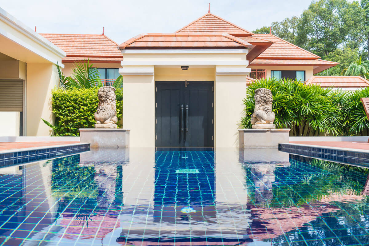 Luxury Real Estate Auction vs Traditional Listing: Which Gets You a Better Price?